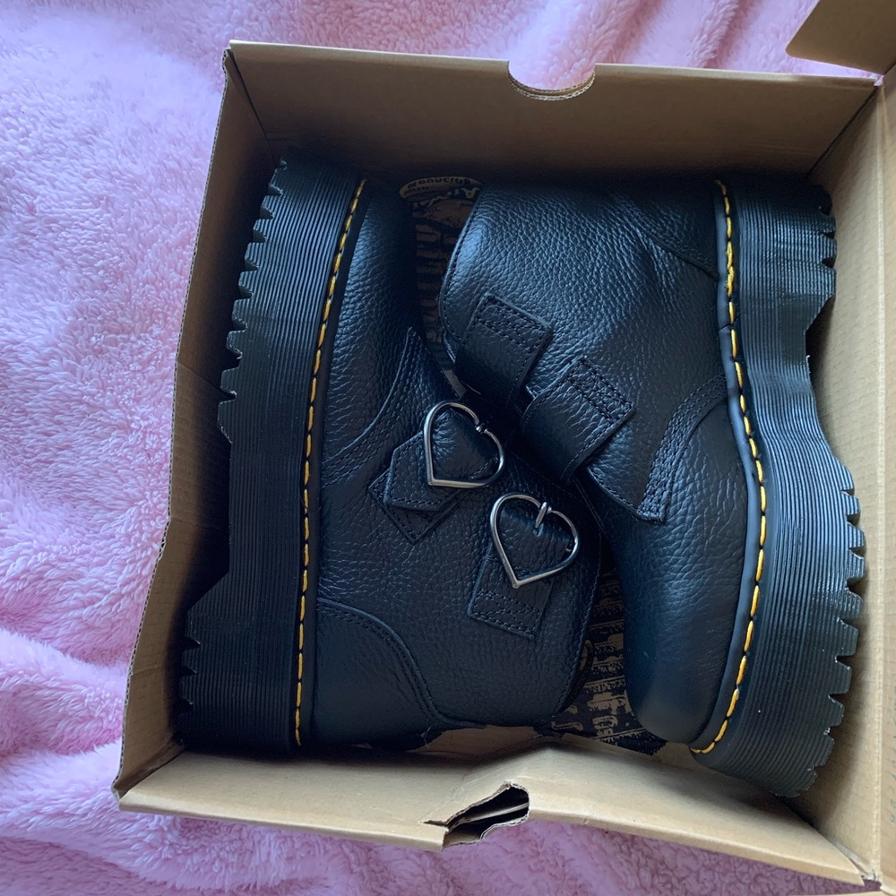 Womens Dr. Martens Devon Hearts Quad Boot - Black SIZE 8 - Picture 2 of 6